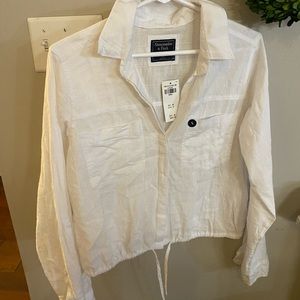 Cropped collar shirt.